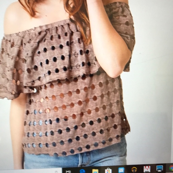 Adorable off the shoulder top! - Picture 1 of 6